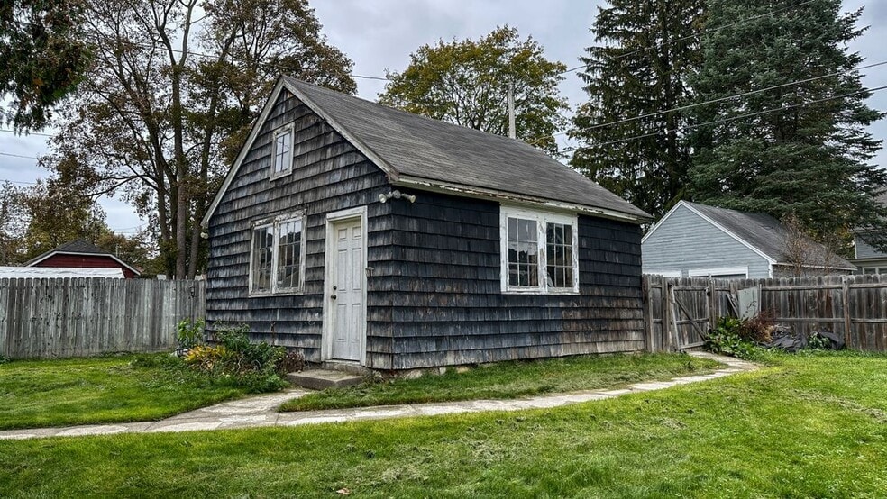Building Photo - 106 Maple St