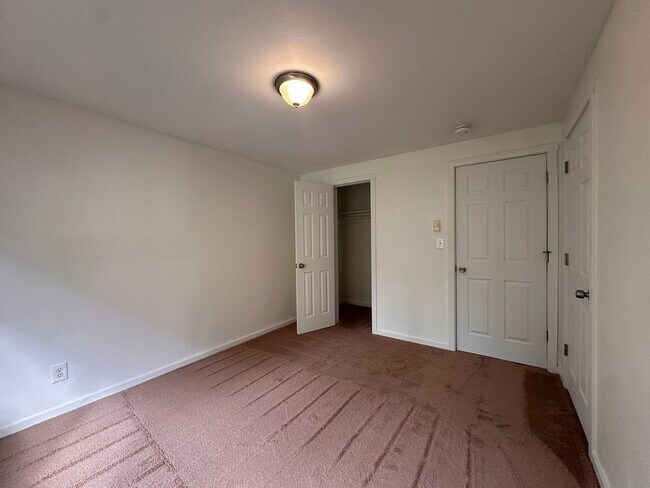Building Photo - 922 N 85th St