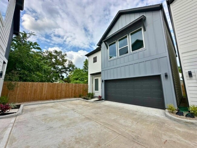 Building Photo - 835E Dorchester St