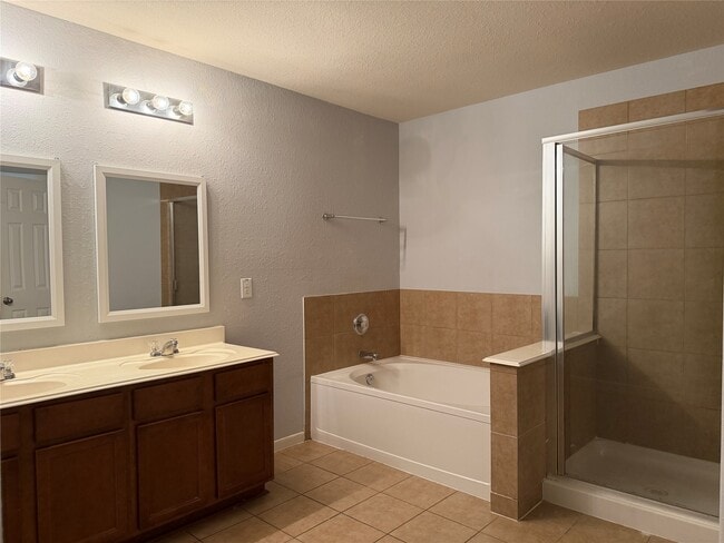 Building Photo - 8023 Clover Leaf Dr