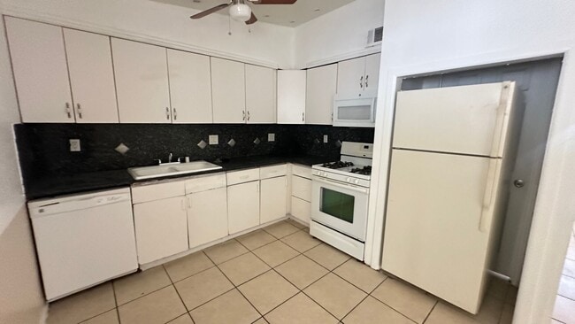 Building Photo - 3 BEDROOMS 2 BATHROOMS HOUSE AVAILABLE FOR...