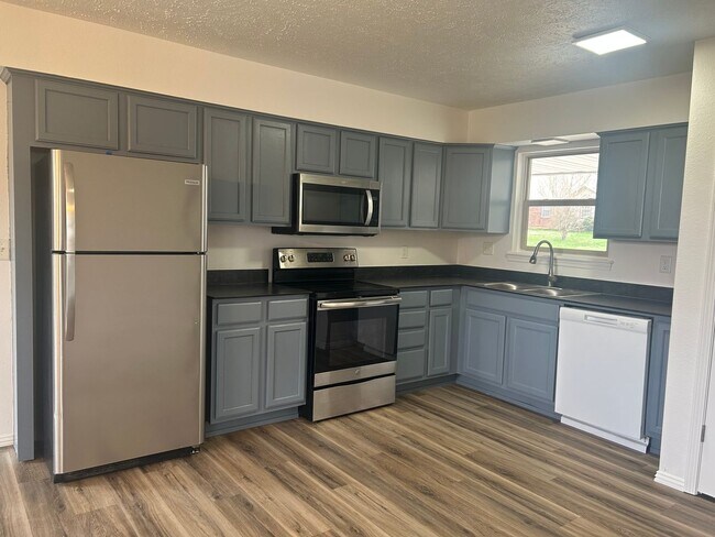 Building Photo - Newly Renovated 3 bedroom home