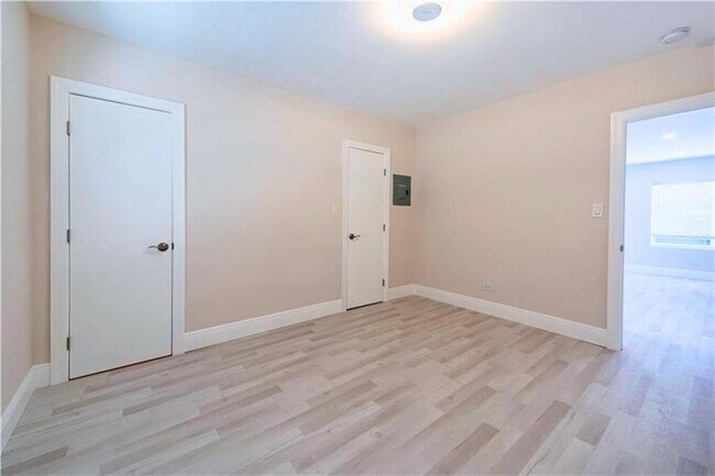 Building Photo - 628 NE 8th Ave