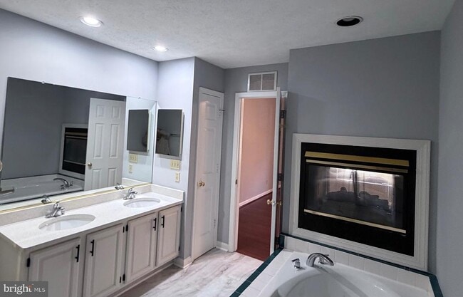 Building Photo - 4209 Oakhill Rd