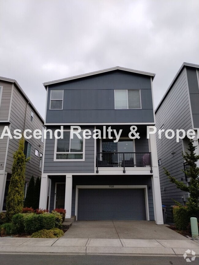Building Photo - Like New 4 Bed Beauty Full Bed & Bath on M...