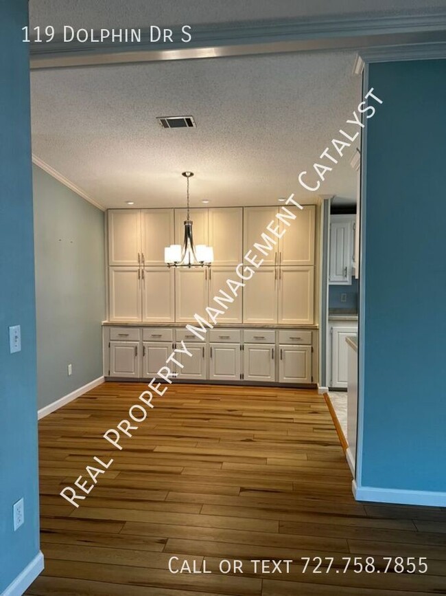 Building Photo - 119 Dolphin Dr S