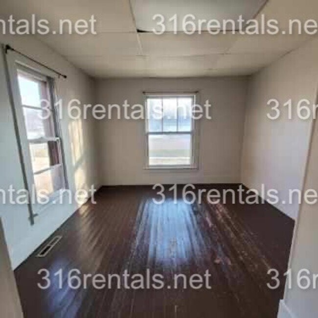 Building Photo - $875- 4 bed 1 bath - Single Family Home