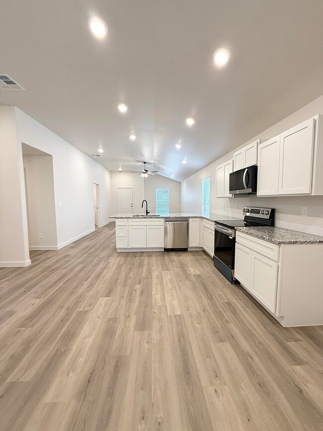 Building Photo - 2501 Kenwood Ave