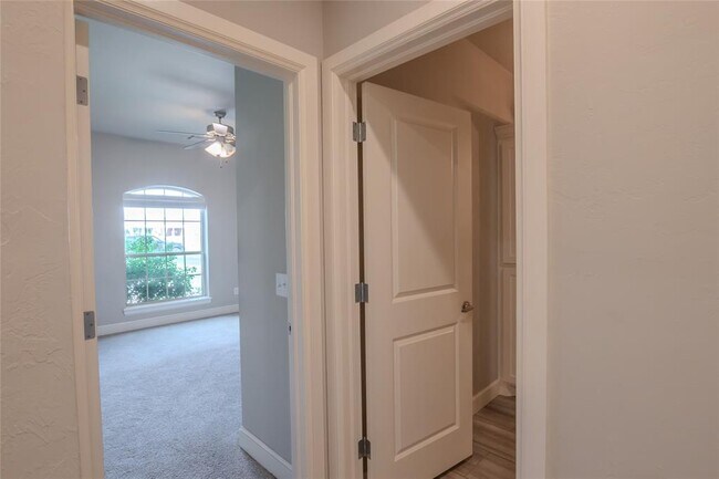 Building Photo - 12037 Ashford Dr