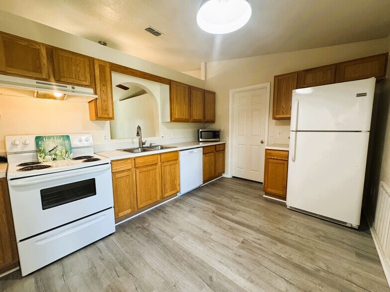 Building Photo - Your Dream Home Awaits in North Port!