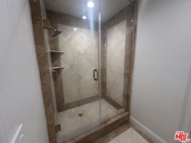 Building Photo - 324 N Palm Dr