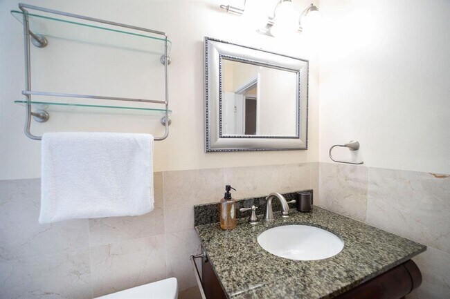 Building Photo - 2101 NE 15th St