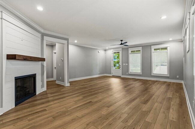 Building Photo - 633 Village Way