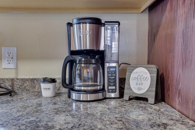 Building Photo - 255 Hillary Dr W