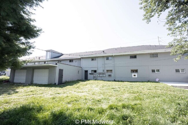 Building Photo - "Charming 2-Bedroom Apartment in Avon - Co...