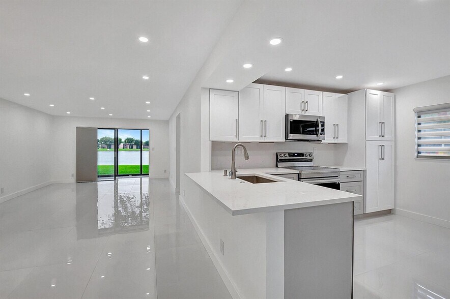 Building Photo - 15378 Lakes of Delray Blvd