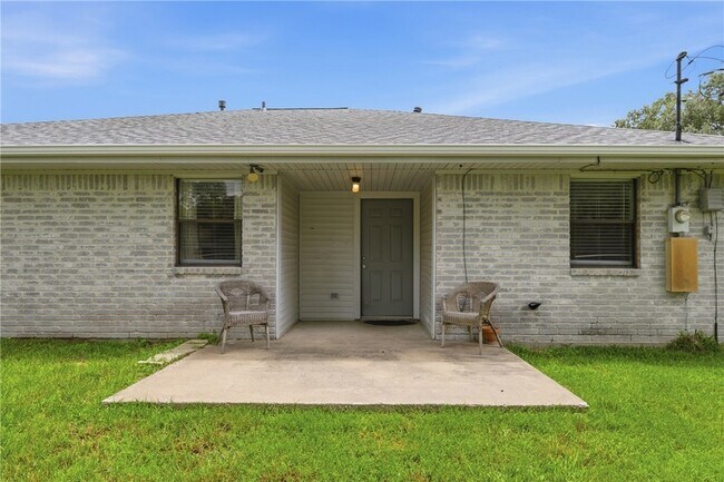 Building Photo - 3821 Brighton Dr