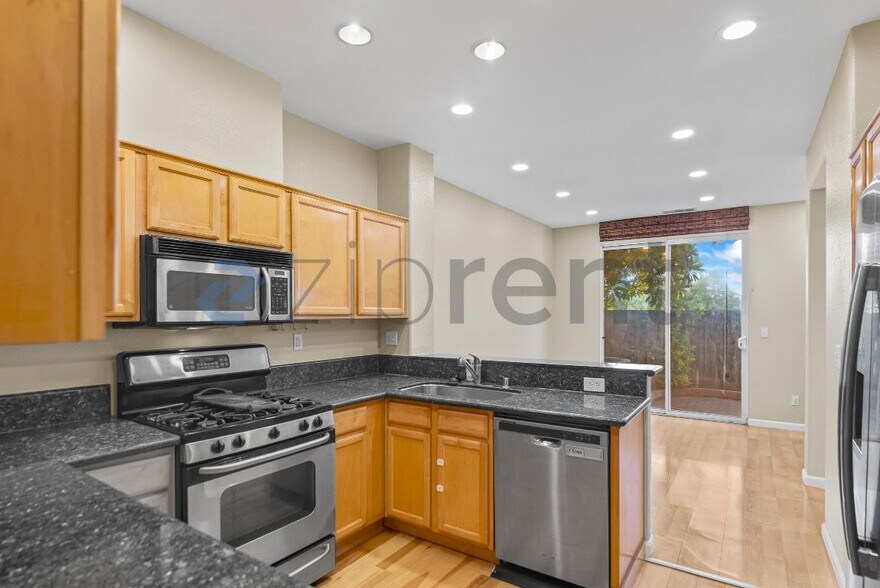 Building Photo - 916 Del Avion Ln