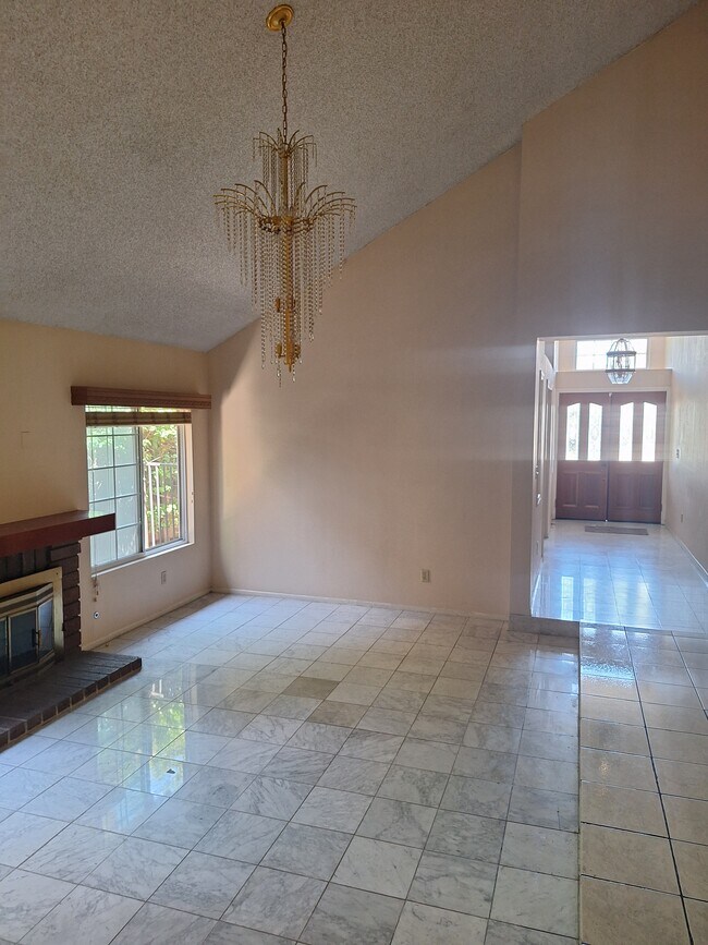 Living room and entry hallway - 14900 Simonds St
