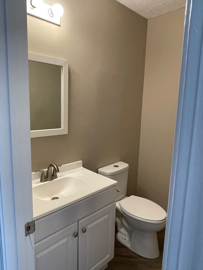 Building Photo - Beautiful 2 bed, 1 full, 2 half bath 2 sto...