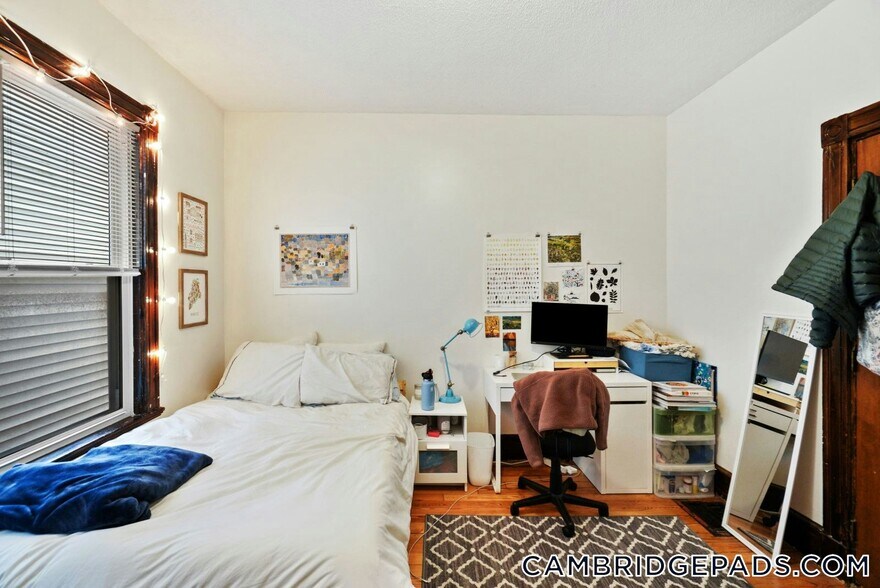 Building Photo - 10 Clary St