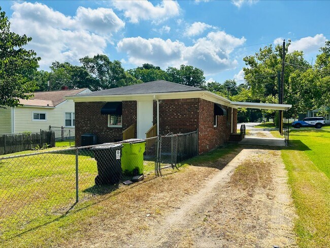 Building Photo - Charming 2 BD/1 BA Bungalow with Fenced Ba...
