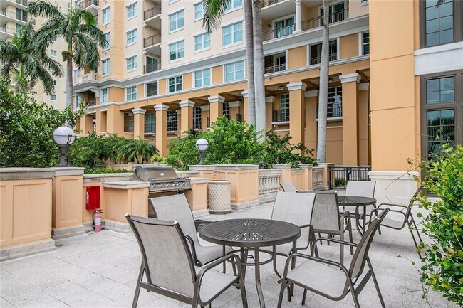 Building Photo - 750 N Tamiami Trl