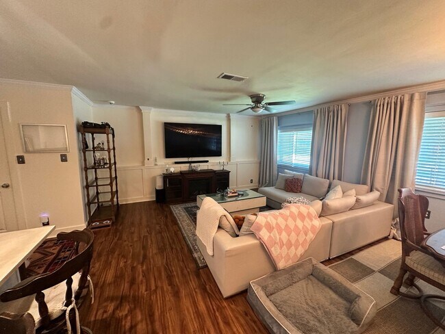 Building Photo - 3 BED | 2 BATH | GATED BACKYARD | TWO CAR DRIVEWAY | DAFFIN PARK