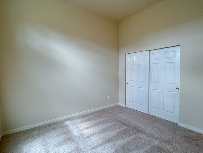 Building Photo - Huge, Updated 2 bed 2.5 bath Issaquah High...
