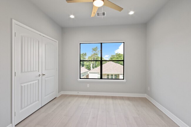 Building Photo - 5415 Bacher St