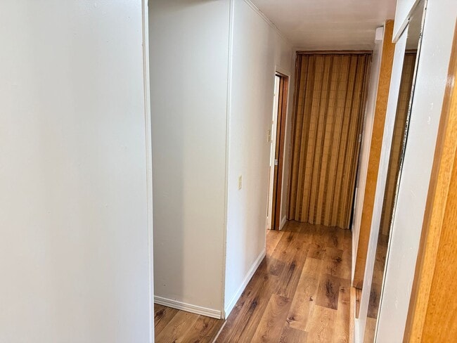 Building Photo - Huge 4 bedroom 2 bath house!