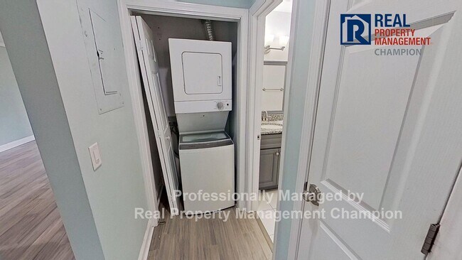 Building Photo - Beautiful Upper Level Condo with Convenien...