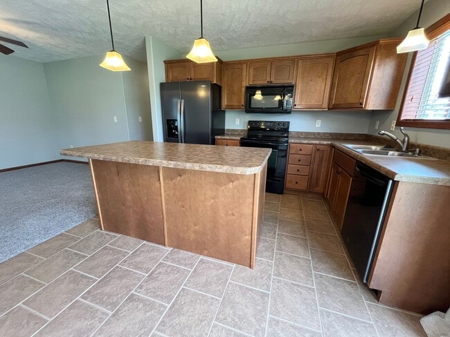 Building Photo - Ground Floor 2 Bed Condo with Attached Garage!