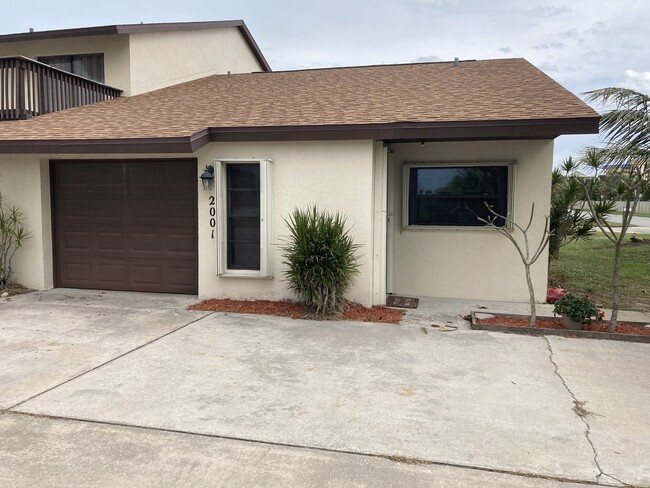 Building Photo - Cozy Beachside town home