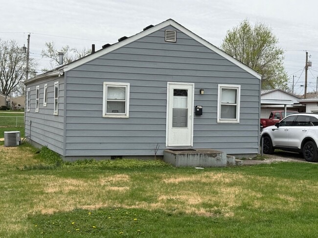 Building Photo - 2 Bed 1 Bath Home with fenced in yard loca...