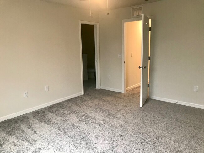 Building Photo - Energy Efficient 3/3 Townhome w/ 2 Car Gar...