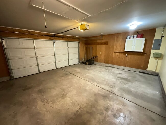 Building Photo - 3 Bedroom Home Available Near Research Pkw...