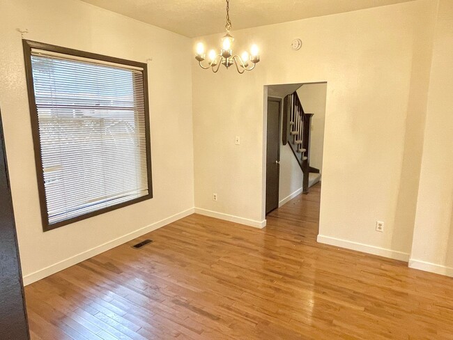 Building Photo - Lents Neighborhood, 3 bed, 1.5 bath spacio...