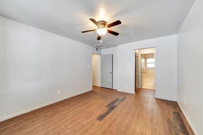 Building Photo - 1130 Bois D'Arc St