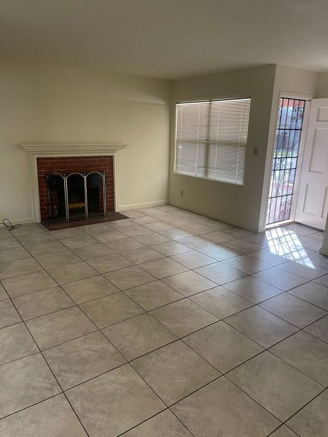 Building Photo - San Lorenzo Charmer - 3 bedroom 1 bath home