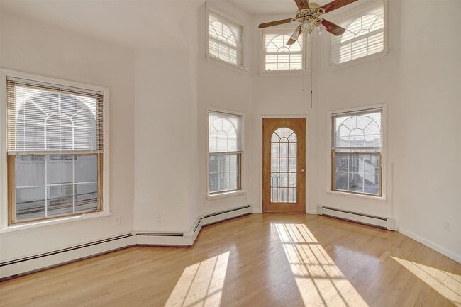 Building Photo - 600 Grand St