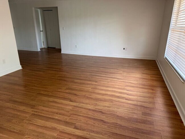 Building Photo - Freshly Updated Lake?Front Retreat in Desi...