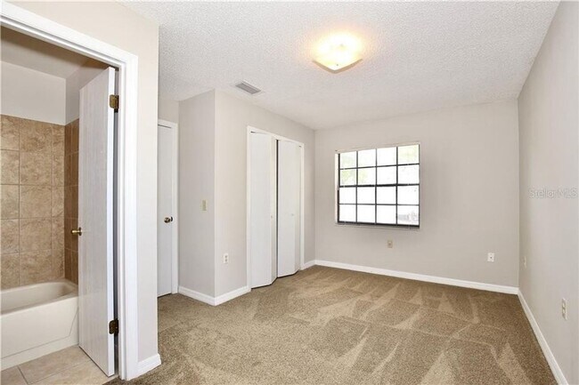 Building Photo - Just Listed!   Updated 2 Bedroom Townhome located in Downtown Orlando