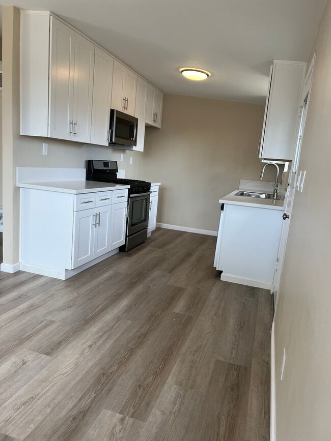 Building Photo - Updated 3BR/2BA home w/yard and garage in ...