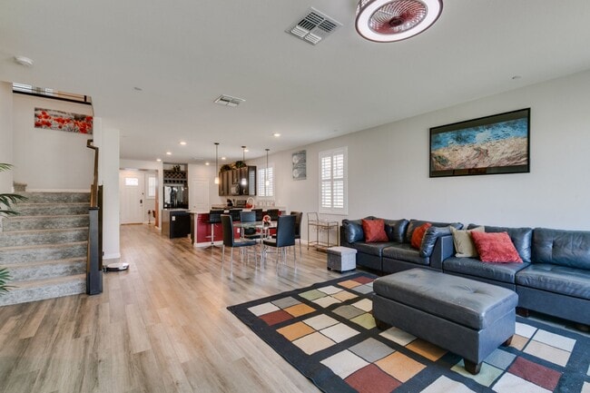 Building Photo - Furnished 5-Bedroom Home with Two Primary Suites