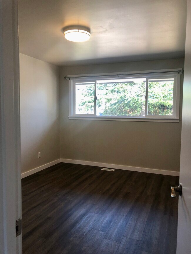 Building Photo - 12755 Phinney Ave N