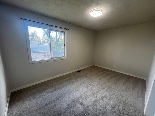 Building Photo - Great Split Entry in LaVista