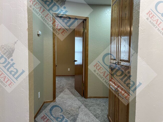 Building Photo - Charming 3 Bedroom