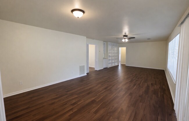 Building Photo - 205 E Crestmont Dr