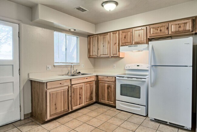 Building Photo - 2110 Applewood Rd